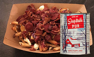 poutine bacon et saucisse par Poutine Factory, Camion de rue / Foodtruck